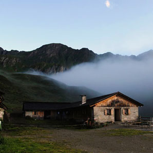 Foto mit Landschaft, Haus in den Alpen